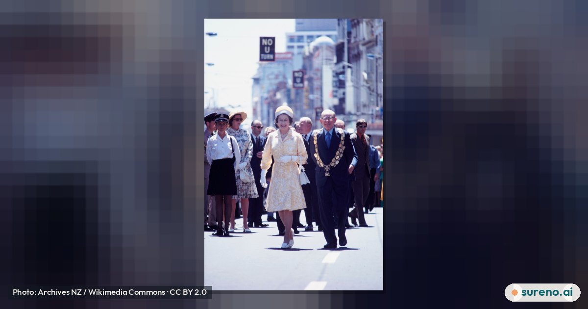 Queen Elizabeth II and Auckland Mayor Dove-Myer Robinson.jpg